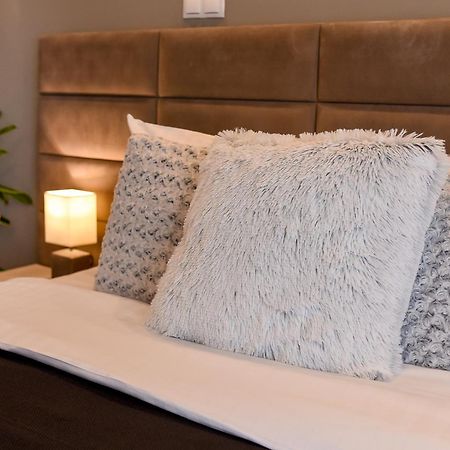Chic Accommodation With Breathtaking Views Over Calea Victoriei - Your Central Heaven Bukarest Exteriör bild