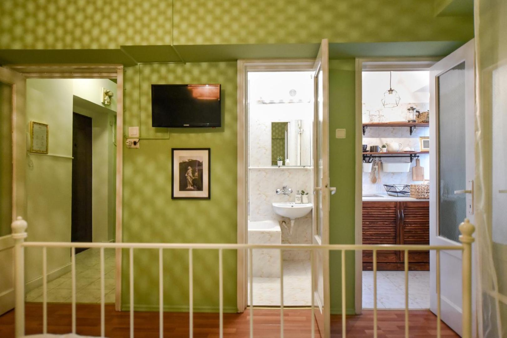 Chic Accommodation With Breathtaking Views Over Calea Victoriei - Your Central Heaven Bukarest Rum bild