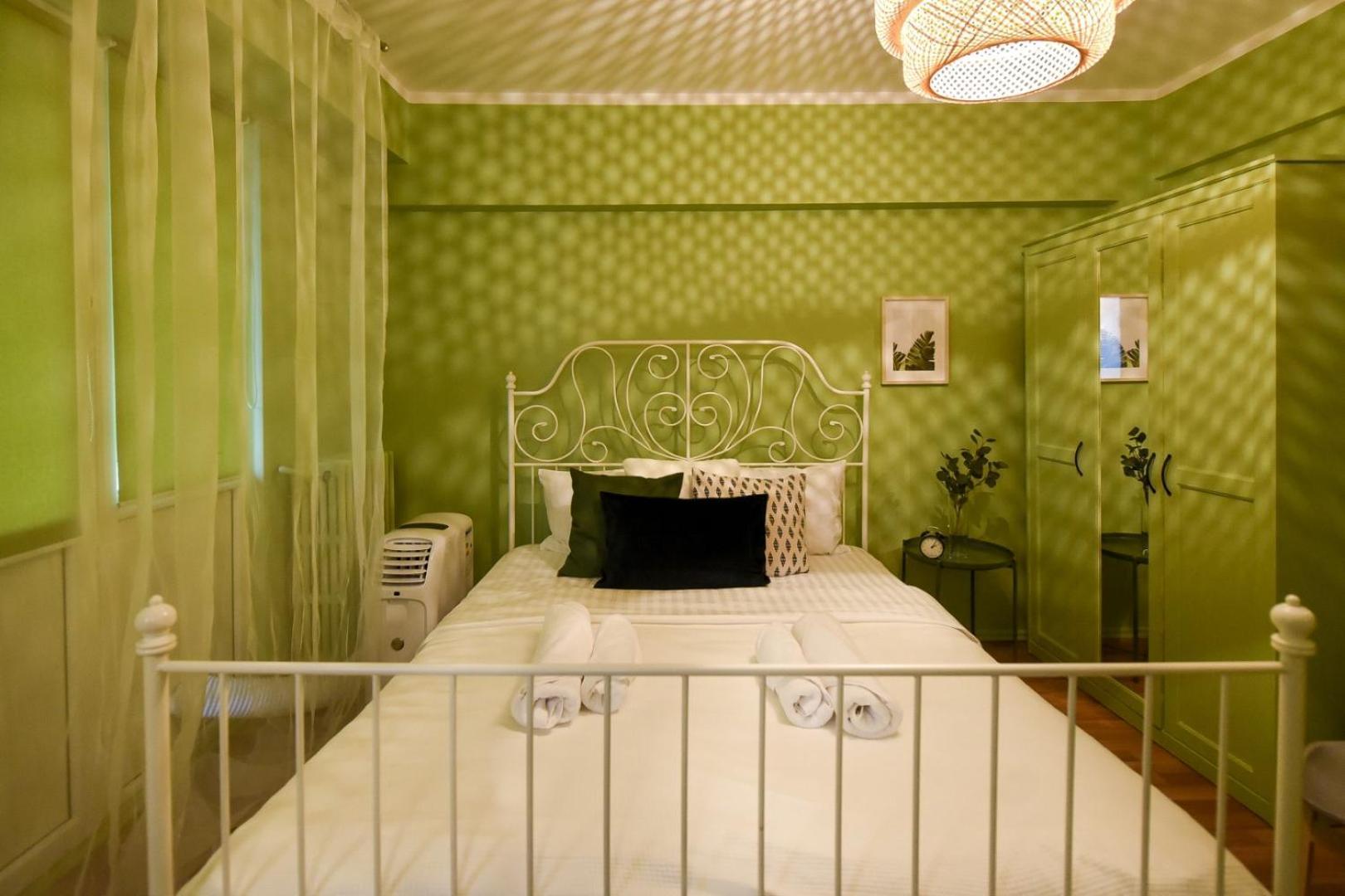 Chic Accommodation With Breathtaking Views Over Calea Victoriei - Your Central Heaven Bukarest Rum bild