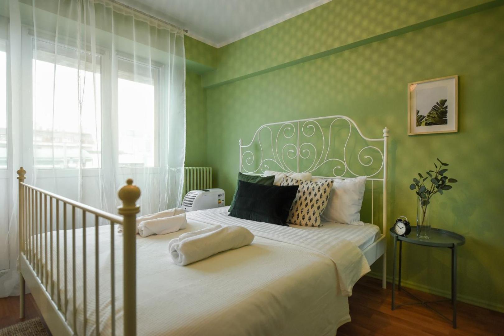Chic Accommodation With Breathtaking Views Over Calea Victoriei - Your Central Heaven Bukarest Rum bild
