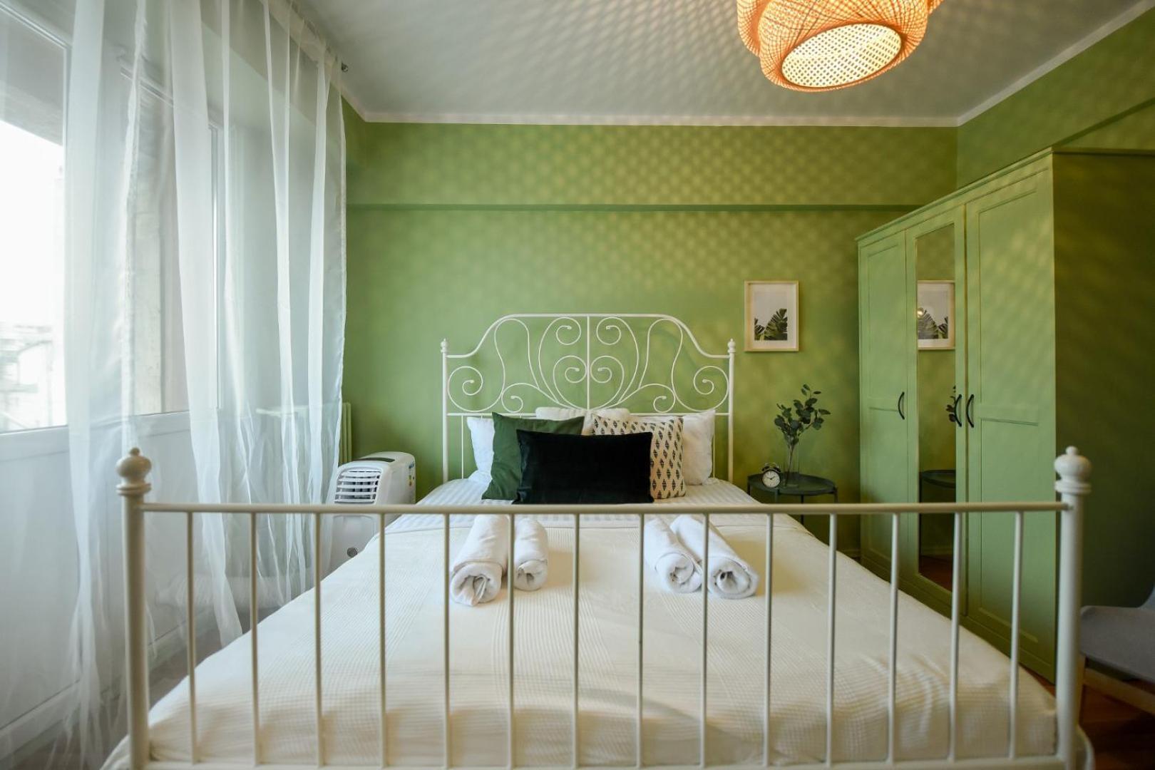 Chic Accommodation With Breathtaking Views Over Calea Victoriei - Your Central Heaven Bukarest Rum bild