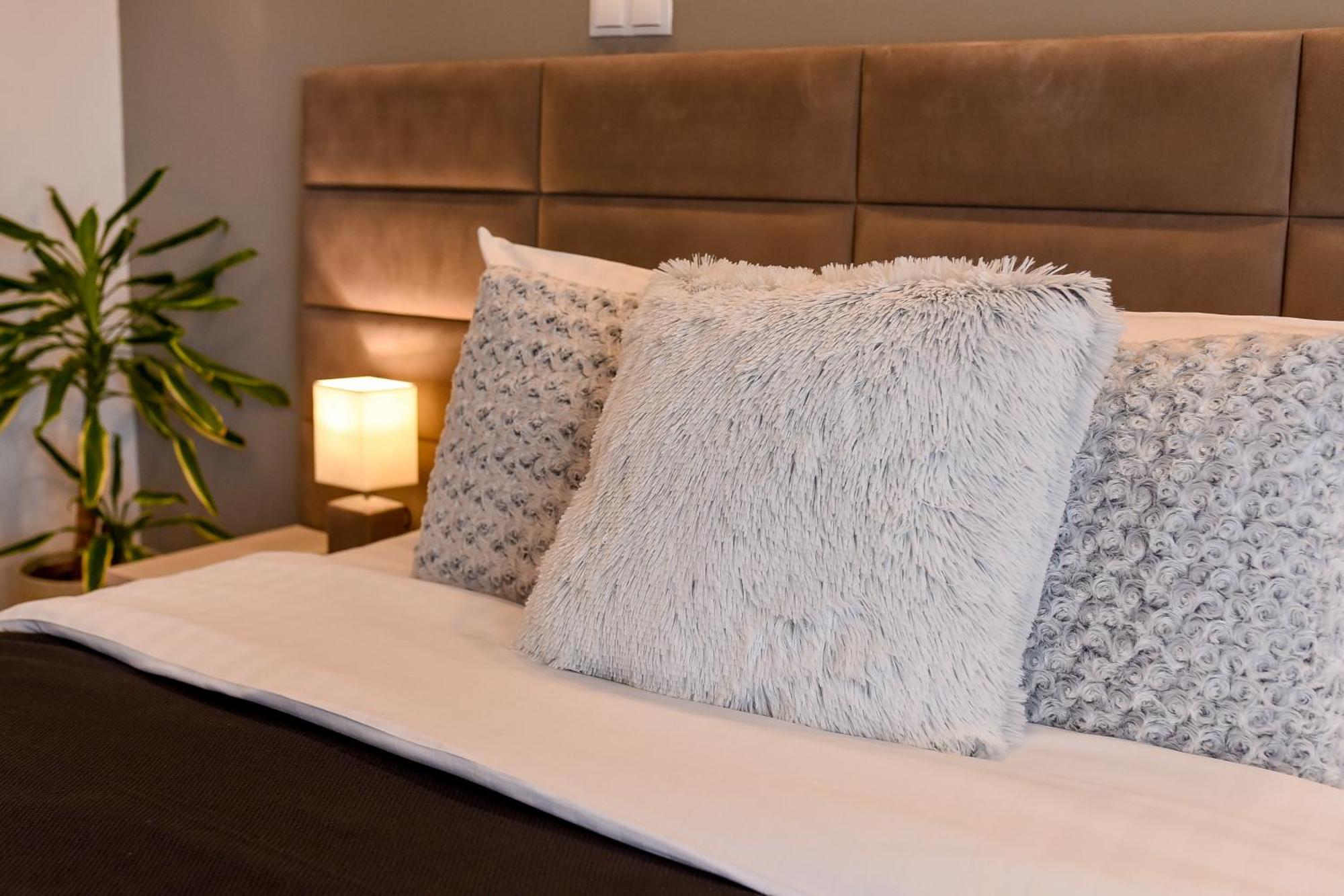 Chic Accommodation With Breathtaking Views Over Calea Victoriei - Your Central Heaven Bukarest Exteriör bild